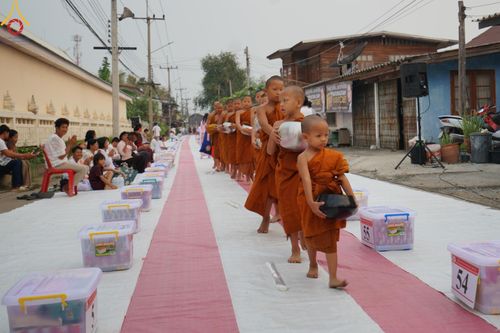 ภาพ No.135346:โครงการตักบาตรข้าวสารอาหารแห้งพระภิกษุสามเณร ๑,๐๐๐ รูป วันอังคารที่ ๙ เมษายน พ.ศ.๒๕๖๗ ณ ถนนหน้าที่ว่าการอำเภอคลองขลุง (เส้นเลียบแม่น้ำปิง) ตำบลคลองขลุง อำเภอคลองขลุง จังหวัดกำแพงเพชร