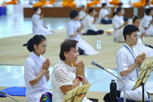 ภาพ No.233721:วันเสาร์ที่ 19 กรกฎาคม พ.ศ.2568 วันมหารำลึก ครั้งที่ 35 พิธีรำลึกถึงนักสร้างบารมี , พิธีสวดพระพุทธมนต์ , พิธีทอดผ้าบังสกุลและถวายไทยธรรม วัดพระธรรมกาย