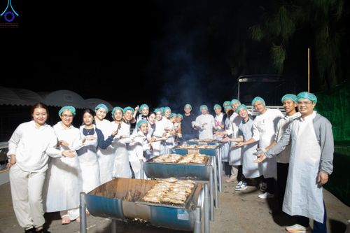 ภาพ No.188863:พิธีถวายภัตตาหารเป็นสังฆทาน แด่พระธรรมยาตรา ในโครงการธรรมยาตรา กตัญญูบูชา มหาปูชนียาจารย์ พระมงคลเทพมุนี(สด จนฺทสโร) พระผู้ปราบมาร ปีที่ 13 ณ อนุสรณ์สถานมหาวิหารพระมงคลเทพมุนี (โลตัสแลนด์) อ.สองพี่น้อง จ.สุพรรณบุรี วันที่ 4 มกราคม พ.ศ.2568