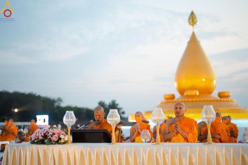 ภาพ No.129557:พิธีจุดประทีป 10,000 ดวง น้อมถวายเป็นพุทธบูชา ณ มหารัตนเจดีย์สิริปทุมสวรรค์ (เจดีย์อริยพุทธะ 5 พระองค์) ศูนย์ปฏิบัติธรรมภาคใต้ อ.บางกล่ำ จ.สงขลา  วันที่ 10 มีนาคม พ.ศ. 2567