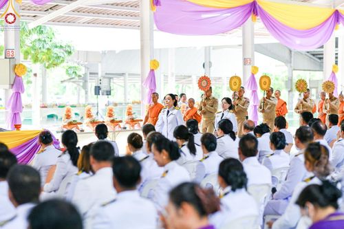 ภาพ No.138913:กิจกรรมเฉลิมพระเกียรติ สมเด็จพระนางเจ้าฯ พระบรมราชินี เนื่องในโอกาสวันเฉลิมพระชนมพรรษา พิธีเจริญพระพุทธมนต์ , ทำบุญตักบาตรพระสงฆ์ ถวายพระราชกุศล , พิธีถวายเครื่องราชสักการะ , และพิธีจุดเทียนถวายพระพรชัยมงคล วันที่ 3 มิถุนายน พ.ศ. 2567 ณ อาคารโถงช้าง วัดพ