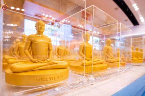 ภาพ No.159428:สัมมนาพิเศษและพิธีมอบองค์พระธรรมกาย 2,000 องค์ ณ ห้องแก้วสารพัดนึก 1 วัดพระธรรมกาย วันอาทิตย์ต้นเดือนที่ 6 ตุลาคม พ.ศ. 2567