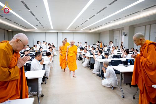 ภาพ No.222469:วันที่ 21 เมษายน พ.ศ. 2568 หลวงพ่อทัตตชีโวต้อนรับคณะสงฆ์จีน ณ อาคาร 100 ปี คุณยายมหารัตนอุบาสิกาจันทร์ ขนนกยูง วัดพระธรรมกาย