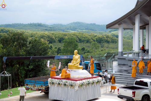 ภาพ No.239709:วันที่ 16-17 สิงหาคม พ.ศ. 2568 การปฏิบัติหน้าที่ของเจ้าหน้าที่ทุกสถานะ เพื่องานพิธีอัญเชิญรูปเหมือนพระมงคลเทพมุนี (สด จันทสโร) และพิธีกดปุ่มอัญเชิญรูปเหมือน พระมงคลเทพมุนี (สด จันทสโร) ณ มหาวิหารแก้วพระมงคลเทพมุนี ศูนย์ปฏิบัติธรรมแก้วเมืองเลย จ.เลย