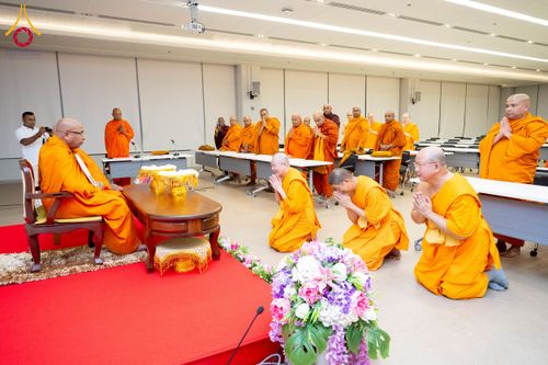 ภาพ No.222989:วันที่ 24 เมษายน พ.ศ. 2568 หลวงพ่อทัตตชีโวต้อนรับคณะสงฆ์ศรีลังกา ณ อาคาร 100 ปี คุณยายมหารัตนอุบาสิกาจันทร์ ขนนกยูง วัดพระธรรมกาย