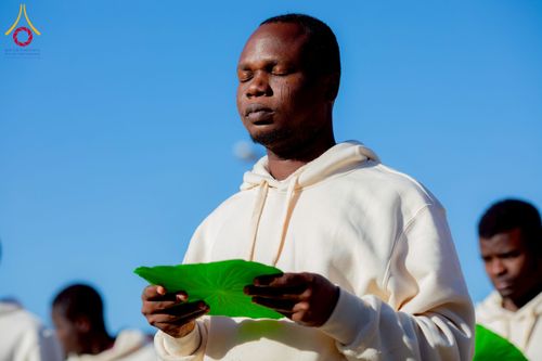 ภาพ No.231113:วันศุกร์ที่ 27 มิถุนายน พ.ศ. 2568 พิธีตัดปอยผมและพิธีปลงผมนาคธรรมทายาทแห่งทวีปแอฟริกา พ.ศ. 2568  โครงการบรรพชาอุปสมบทพระธรรมทายาทนานาชาติแห่งทวีปแอฟริกา ครั้งที่ 2 ณ วัดพระธรรมกายโจฮันเนสเบิร์ก สาธารณรัฐแอฟริกาใต้