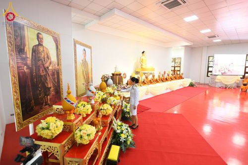 ภาพ No.194711:พิธีเจริญพระพุทธมนต์ และทำบุญตักบาตร ถวายพระราชกุศล แด่พระบาทสมเด็จพระเจ้าอยู่หัว เนื่องในโอกาสพระราชพิธีสมมงคล พระชนมายุเท่าพระบาทสมเด็จพระพุทธยอดฟ้าจุฬาโลกมหาราช สมเด็จพระปฐมบรมกษัตริยาธิราชแห่งพระราชวงศ์จักรี พุทธศักราช 2568 วันที่ 14 มกราคม พ.ศ. 2568