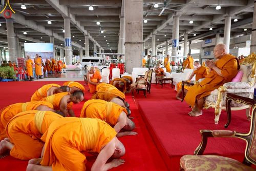 ภาพ No.221511:วันอังคารที่ 22 เมษายน พ.ศ. 2568 ภาพพิธีถวายมหาสังฆทานคณะสงฆ์ 40,000 กว่าวัดทั่วประเทศ เนื่องในวันคุ้มครองโลก ชุดที่ 2 (ปลื้มให้สมการรอคอย) ณ ลานธรรมพระมหาธรรมกายเจดีย์ วัดพระธรรมกาย