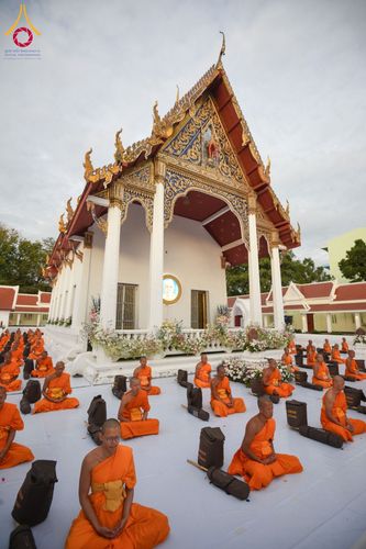 ภาพ No.197012:พระธรรมยาตราปฏิบัติธรรม และถ่ายภาพหมู่ประวัติศาสตร์ ณ วัดโบสถ์(บน) ตำบลบางคูเวียง อำเภอบางกรวย จังหวัดนนทบุรี ในโครงการธรรมยาตรา กตัญญูบูชา มหาปูชนียาจารย์ พระมงคลเทพมุนี(สด จนฺทสโร) พระผู้ปราบมาร อนุสรณ์สถาน 7 แห่ง ปีที่ 13 วันที่ 18 มกราคม พ.ศ. 2568