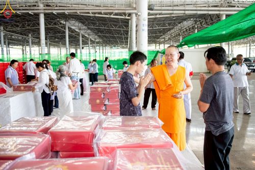 ภาพ No.214285:วันที่ 29 มีนาคม พ.ศ.2568 กิจกรรมใส่ถุงซิปกล่องไทยธรรม เพื่อรักษาความประณีตของกล่องไทยธรรม ในทุกสภาพอากาศ ณ บ้านแก้วเรือนทองคุณยาย วัดพระธรรมกาย