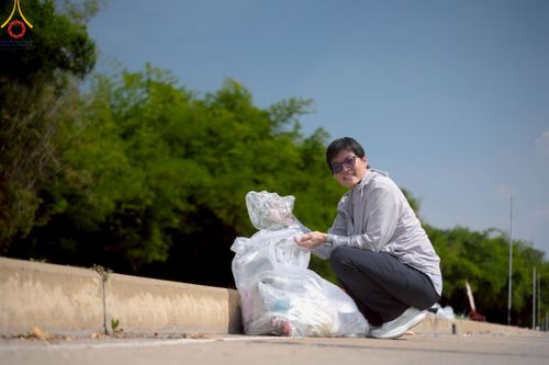 ภาพ No.220417:วันที่ 23-25 เมษายน พ.ศ. 2568 เจ้าหน้าที่และสาธุชนช่วยกัน รับบุญเก็บงานวันคุ้มครองโลก ณ วัดพระธรรมกาย