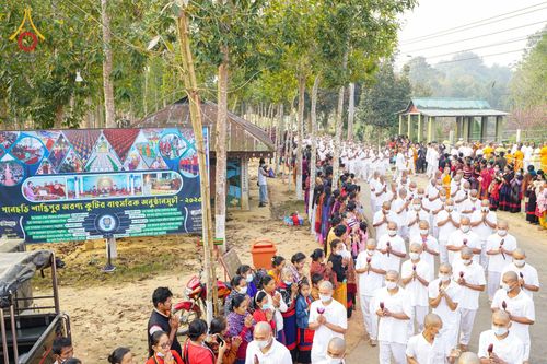 ภาพ No.75879:พิธีบรรพชาสามเณร ณ วัดปันชารี สันติปูร์ อรัญกฏิ เมืองคาร์กาชารี ประเทศบังกลาเทศ วันที่ 10 กุมภาพันธ์ พ.ศ. 2566