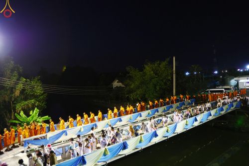 ภาพ No.192909:พิธีตักบาตรพระธรรมยาตรา ณ อนุสรณ์สถานคลองบางนางแท่น อ.สามพราน จ.นครปฐม ในโครงการธรรมยาตรา กตัญญูบูชา มหาปูชนียาจารย์ พระมงคลเทพมุนี(สด จนฺทสโร) พระผู้ปราบมาร อนุสรณ์สถาน 7 แห่ง ปีที่ 13 วันที่ 11 มกราคม พ.ศ.2568
