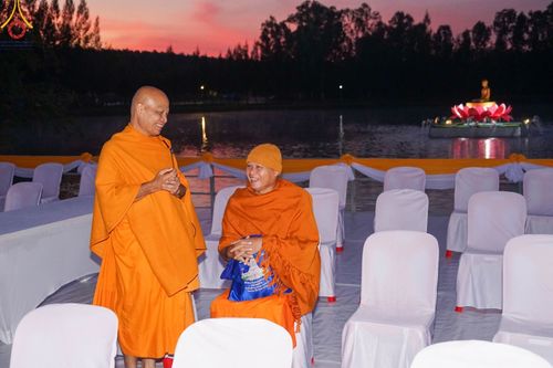 ภาพ No.104953:พิธีตักบาตรพระ ๑,๐๐๐ รูป ฉลองเมืองลำปาง ๑,๓๔๓ ปี วันเสาร์ที่ ๓๐ ธันวาคม พ.ศ. ๒๕๖๖ ณ ศูนย์ปฏิบัติธรรมลำปาง อำเภอเมือง จังหวัดลำปาง