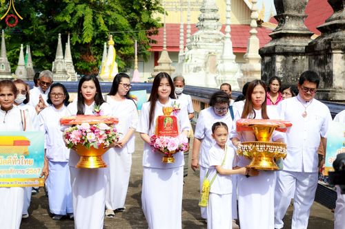 พิธีทอดกฐิน ณ วัดอัมพวัน อ.สองพี่น้อง จ.สุพรรณบุรี ในโครงการกฐินสามัคคีทั่วไทย 30,000 วัด บูชาธรรม 80 ปี หลวงพ่อธัมมชโย โดยคณะศิษยานุศิษย์วัดพระธรรมกาย วันที่ 26 ตุลาคม พ.ศ. 2567