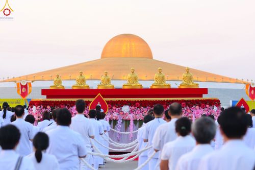 ภาพ No.79209:พิธีอัญเชิญองค์พระบรมพุทธเจ้า 24 องค์ เวียนประทักษิณรอบพระมหาธรรมกายเจดีย์ ณ วัดพระธรรมกาย  วันที่ 2 เมษายน พ.ศ. 2566