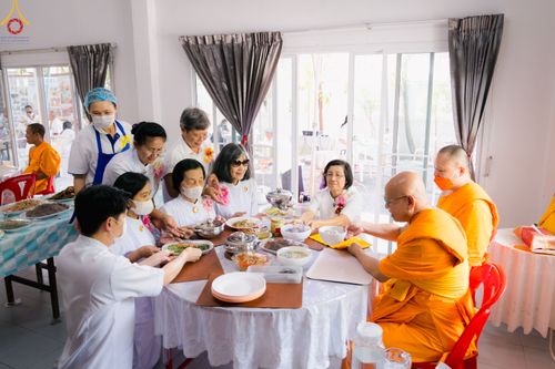 ภาพ No.78029:พิธีทอดผ้าป่า ถวายโซล่าเซลล์ และพิธีถวายกองทุนสนับสนุนการบวชสามเณรภาคฤดูร้อน ณ ศูนย์ปฎิบัติธรรมธาราสายไหม กทม. วันเสาร์ที่ 18 มีนาคม พ.ศ.2566