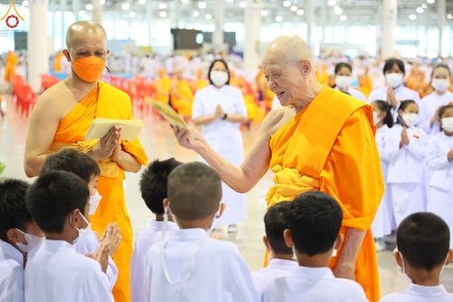 ภาพ No.78959:พิธีวางแผ่นจารึกชื่อ และพิธีวางพวงมาลัยสักการะพระบรมพุทธเจ้า ณ สภาธรรมกายสากล วัดพระธรรมกาย วันที่ 2 เมษายน พ.ศ. 2566