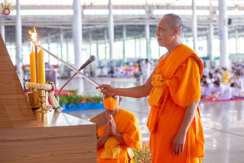 ภาพ No.79305:พิธีขอขมา มอบบาตรและผ้าไตร ในโครงการบรรพชาสามเณรฟื้นฟูพระพุทธศาสนาทั่วไทย โครงการอบรมยุวธรรมทายาท มัชฌิมธรรมทายาท และธรรมทายาทรุ่นอุดมศึกษา ณ สภาธรรมกายสากล วัดพระธรรมกาย วันเสาร์ที่ 1 เมษายน พ.ศ. 2566