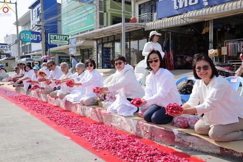 ภาพ No.287693:วันที่ 3 มกราคม พ.ศ. 2569 พิธีต้อนรับพระธรรมยาตรา ครั้งที่ 2 (ภาพชุดที่ 2) ในโครงการธรรมยาตรา กตัญญูบูชา มหาปูชนียาจารย์ พระมงคลเทพมุนี(สด จนฺทสโร) พระผู้ปราบมาร อนุสรณ์สถาน 7 แห่ง ปีที่ 14 ณ อนุสรณ์สถานมหาวิหารพระมงคลเทพมุนี (โลตัสแลนด์) อ.สองพี่น้อง จ.