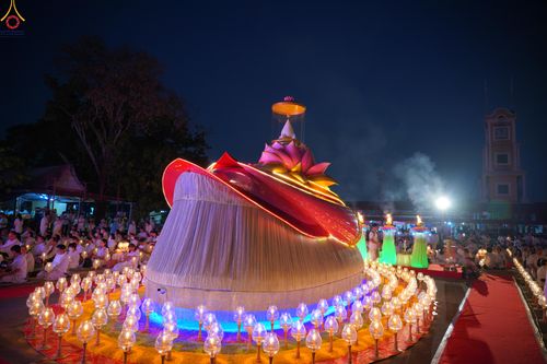 ภาพ No.297174:วันที่ 17 มกราคม พ.ศ. 2569 พิธีจุดประทีปถวายเป็นพุทธบูชา และบูชาธรรมมหาปูชนียาจารย์ (ภาพชุดที่ 2) ณ วัดโบสถ์บน ต.บางคูเวียง จ.นนทบุรี อนุสรณ์สถานลำดับที่ 4 สถานที่เกิดด้วยกายธรรม ในโครงการธรรมยาตรา กตัญญูบูชา มหาปูชนียาจารย์ พระมงคลเทพมุนี(สด จนฺทสโร) พร