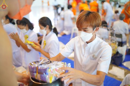 ภาพ No.78858:พิธีตักบาตร ข้าวสารอาหารแห้ง พิธีบูชาข้าวพระ ในวันอาทิตย์ต้นเดือนที่ 2 เมษายน พ.ศ. 2566