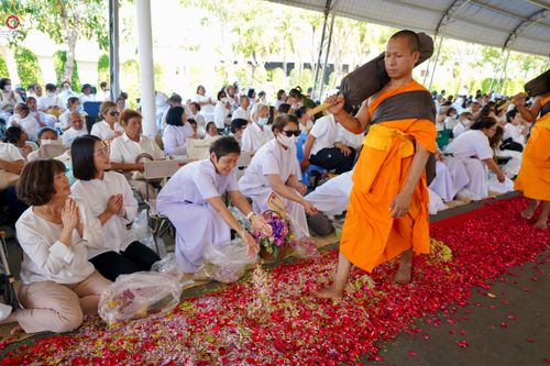 ภาพ No.304659:วันที่ 25 มกราคม พ.ศ. 2569 พิธีต้อนรับพระธรรมยาตรา (ภาพชุดที่ 2) รร.สามัคคีราษฏร์บำรุง-วัดพระธรรมกาย ในโครงการธรรมยาตรา กตัญญูบูชา มหาปูชนียาจารย์ พระมงคลเทพมุนี(สด จนฺทสโร) พระผู้ปราบมาร อนุสรณ์สถาน 7 แห่ง ปีที่ 14