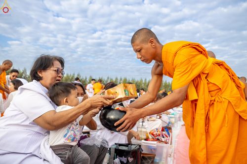 ภาพ No.302678:วันที่ 24 มกราคม พ.ศ. 2569 พิธีตักบาตรพระธรรมยาตรา(ภาพชุดที่ 2) ณ อนุสรณ์สถานลำดับที่ 5 สถานที่เผยแผ่วิชชาธรรมกายครั้งแรก อนุสรณ์สถานบางปลา วัดบางปลา อำเภอบางเลน จังหวัดนครปฐม ในโครงการธรรมยาตรา กตัญญูบูชา มหาปูชนียาจารย์ พระมงคลเทพมุนี(สด จนฺทสโร) พระผู