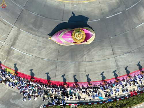 ภาพ No.304766:วันที่ 25 มกราคม พ.ศ. 2569 พิธีต้อนรับพระธรรมยาตรา (ภาพชุดที่ 2) รร.สามัคคีราษฏร์บำรุง-วัดพระธรรมกาย ในโครงการธรรมยาตรา กตัญญูบูชา มหาปูชนียาจารย์ พระมงคลเทพมุนี(สด จนฺทสโร) พระผู้ปราบมาร อนุสรณ์สถาน 7 แห่ง ปีที่ 14