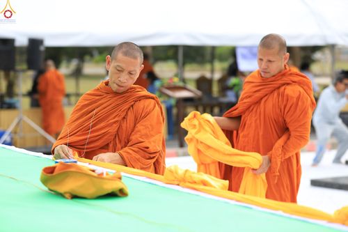 ภาพ No.280853:วันที่ 27 ธันวาคม พ.ศ.2568 คณะสงฆ์และเจ้าหน้าที่ทุกสังกัด ช่วยกันเตรียมงานตักบาตรพระ 1,000 รูป จ.สตูล