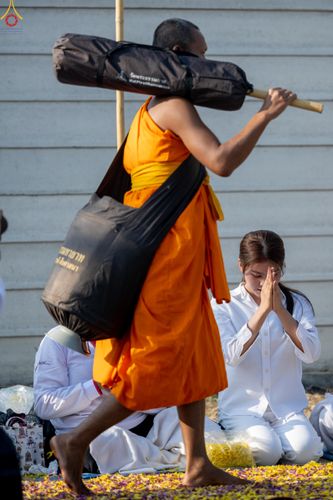 ภาพ No.295120:วันที่ 14 มกราคม พ.ศ. 2569 พิธีต้อนรับพระธรรมยาตรา อนุสรณ์สถานลำดับที่ 4  สถานที่เกิดด้วยกายธรรม ณ วัดโบสถ์บน ต.บางคูเวียง จ.นนทบุรี ในโครงการธรรมยาตรา กตัญญูบูชา มหาปูชนียาจารย์ พระมงคลเทพมุนี(สด จนฺทสโร) พระผู้ปราบมาร อนุสรณ์สถาน 7 แห่ง ปีที่ 14
