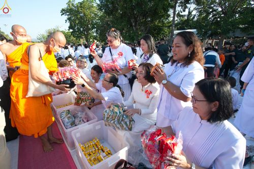 ภาพ No.282736:วันเสาร์ที่ 20 ธันวาคม พ.ศ.2568 พิธีตักบาตรพระ 10,000 รูป (ชุด 2) เนื่องในโอกาส 194 ปี จังหวัดกาญจนบุรี และอุทิศส่วนกุศลให้แด่บรรพชนทั้งหลาย บริเวณถนนสองแคว (Skywalk) เมืองกาญจนบุรี