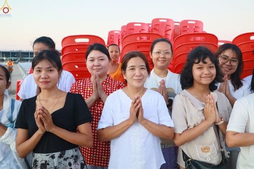 ภาพ No.322034:วันที่ 12 -13 เมษายน พ.ศ.2569 การเตรียมกล่องไทยธรรม + การขนย้ายเก้าอี้ เพื่องานถวายมหาสังฆทาน 40,000 กว่าวัดทั่วประเทศ วันคุ้มครองโลก 22 เมษายน พ.ศ.2569 วัดพระธรรมกาย