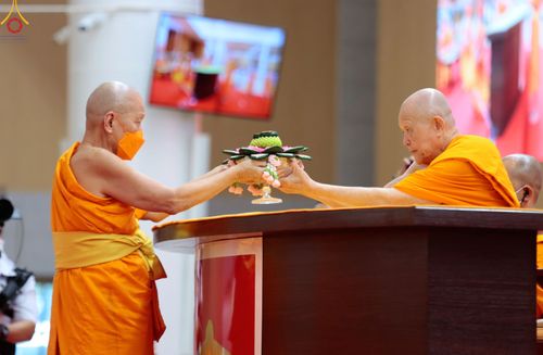 ภาพ No.84720:พิธีบรรจุพระบรมสารีริกธาตุภายในเกตุดอกบัวตูม องค์พระประธาน ณ ห้องแก้วสารพัดนึก 2 วัดพระธรรมกาย ในวันอาสาฬหบูชา อังคารที่ 1 สิงหาคม พ.ศ.2566