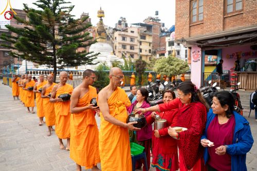 ภาพ No.317231:วันอังคารที่ 31 มีนาคม พ.ศ.2569 จาริกบิณฑบาตแห่งศรัทธา จากวัดอเชศวรสู่สี่แยกปาตันและวัดศรี ประเทศเนปาล