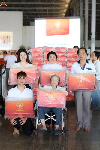 ภาพ No.321987:วันที่ 12 -13 เมษายน พ.ศ.2569 การเตรียมกล่องไทยธรรม + การขนย้ายเก้าอี้ เพื่องานถวายมหาสังฆทาน 40,000 กว่าวัดทั่วประเทศ วันคุ้มครองโลก 22 เมษายน พ.ศ.2569 วัดพระธรรมกาย