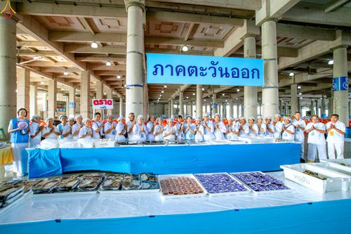 ภาพ No.325679:วันที่ 22 เมษายน พ.ศ.2569(วันคุ้มครองโลก) งานถวายมหาสังฆทาน 40,000 กว่าวัดทั่วประเทศ เจ้าหน้าที่ สาธุชน ร่วมใจจัดเตรียมภัตตาหารเพล (ชุด 2)