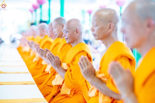 ภาพ No.330902:วันวิสาขบูชา อาทิตย์ที่ 31 พฤษภาคม พ.ศ.2569 พิธีบรรพชาสามเณรอุบาสก 11 ท่าน , พิธีถวายบาตรผ้าไตร และจตุปัจจัยไทยธรรม แด่สามเณร , พิธีอุปสมบทอุทิศชีวิต , พิธีกล่าวคำกัปปิยภัณฑ์  ณ อุโบสถพระไตรปิฎก วัดพระธรรมกาย จังหวัดปทุมธานี