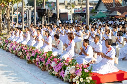 ภาพ No.282657:วันเสาร์ที่ 20 ธันวาคม พ.ศ.2568 พิธีตักบาตรพระ 10,000 รูป (ชุด 2) เนื่องในโอกาส 194 ปี จังหวัดกาญจนบุรี และอุทิศส่วนกุศลให้แด่บรรพชนทั้งหลาย บริเวณถนนสองแคว (Skywalk) เมืองกาญจนบุรี