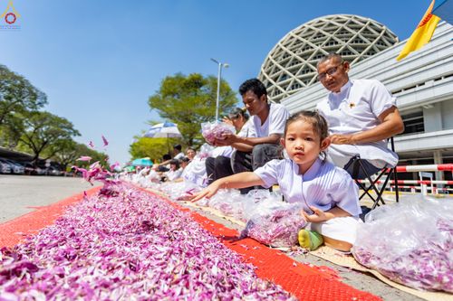 ภาพ No.304090:วันที่ 25 มกราคม พ.ศ. 2569 พิธีต้อนรับพระธรรมยาตรา  รร.สามัคคีราษฏร์บำรุง-วัดพระธรรมกาย ในโครงการธรรมยาตรา กตัญญูบูชา มหาปูชนียาจารย์ พระมงคลเทพมุนี(สด จนฺทสโร) พระผู้ปราบมาร อนุสรณ์สถาน 7 แห่ง ปีที่ 14