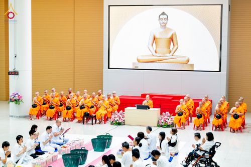 ภาพ No.322878:วันเสาร์ที่ 18 เมษายน พ.ศ. 2569 ตักบาตรฉลองพระใหม่ โครงการอุปสมบทหมู่ธรรมทายาท ระดับอุดมศึกษา รุ่นที่ 53 ภาคฤดูร้อน  ณ ฟ้องปฏิบัติธรรม ชั้นลอย 1/2 มหารัตนวิหารคด คอร์ 13 วัดพระธรรมกาย