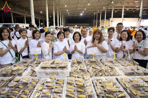 ภาพ No.287255:วันที่ 3 มกราคม พ.ศ.2569 พิธีถวายภัตตาหารเป็นสังฆทาน แด่พระธรรมยาตรา ณ วัดพระธรรมกาย  จังหวัดปทุมธานี ในโครงการธรรมยาตรา กตัญญูบูชา มหาปูชนียาจารย์ พระมงคลเทพมุนี(สด จนฺทสโร) พระผู้ปราบมาร อนุสรณ์สถาน 7 แห่ง ปีที่ 14