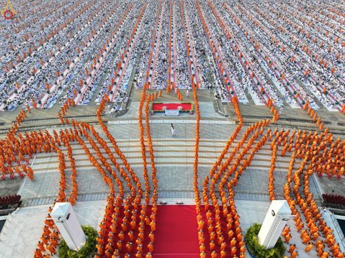 ภาพ No.279815:วันที่ 1 มกราคม พ.ศ.2569 พิธีตักบาตรในวันขึ้นปีใหม่ ณ ลานธรรม วัดพระธรรมกาย