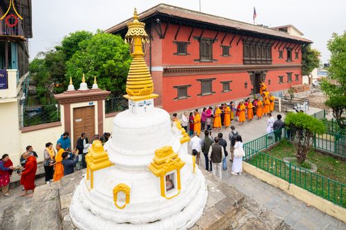 ภาพ No.317288:วันอังคารที่ 31 มีนาคม พ.ศ.2569 จาริกบิณฑบาตแห่งศรัทธา จากวัดอเชศวรสู่สี่แยกปาตันและวัดศรี ประเทศเนปาล