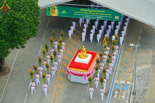 ภาพ No.89129:พิธีอัญเชิญรูปหล่อทองคำ  คุณยายอาจารย์มหารัตนอุบาสิกาจันทร์ ขนนกยูง เพื่อประดิษฐาน ณ มหาวิหารคุณยายอาจารย์ฯ เนื่องในวันครูผู้ค้นพบวิชชาธรรมกาย วันศุกร์ที่ 29 กันยายน พ.ศ. 2566