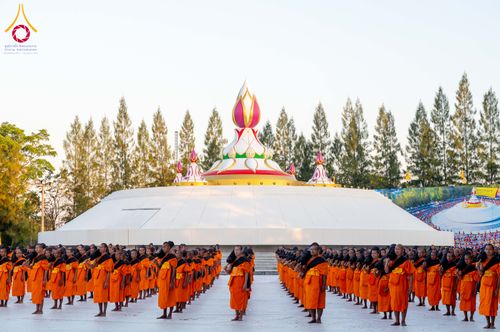 ภาพ No.290653:วันที่ 8 มกราคม พ.ศ. 2569 พระธรรมยาตราปฏิบัติธรรม และถ่ายภาพหมู่ประวัติศาสตร์ ในโครงการธรรมยาตรา กตัญญูบูชามหาปูชนียาจารย์ พระมงคลเทพมุนี(สด จนฺทสโร) พระผู้ปราบมาร อนุสรณ์สถาน 7 แห่ง ปีที่ 14 ณ อนุสรณ์สถานคลองบางนางแท่น อ.สามพราน จ.นครปฐม