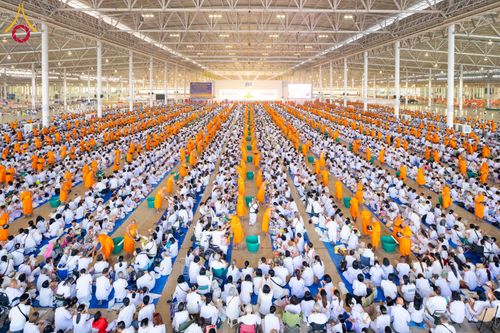 ภาพ No.308485:วันที่ 1 กุมภาพันธ์ พ.ศ. 2569 พิธีตักบาตรข้าวสารอาหารแห้ง ณ บ้านแก้วเรือนทองคุณยาย สภาธรรมกายสากล วัดพระธรรมกาย