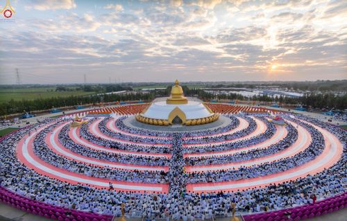 ภาพ No.302480:วันที่ 24 มกราคม พ.ศ. 2569 พิธีตักบาตรพระธรรมยาตรา ณ อนุสรณ์สถานลำดับที่ 5 สถานที่เผยแผ่วิชชาธรรมกายครั้งแรก อนุสรณ์สถานบางปลา วัดบางปลา อำเภอบางเลน จังหวัดนครปฐม ในโครงการธรรมยาตรา กตัญญูบูชา มหาปูชนียาจารย์ พระมงคลเทพมุนี(สด จนฺทสโร) พระผู้ปราบมาร อนุส