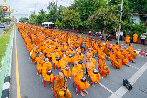 ภาพ No.341174:วันที่ 27 กรกฎาคม พ.ศ. 2569 พิธีตักบาตรพระ 1,000 รูป เมืองพัทลุง  ณ ถนนราเมศวร์ อ.เมือง จ.พัทลุง