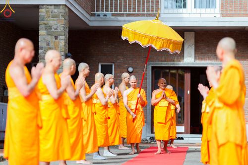 ภาพ No.83860:พิธีเวียนประทักษิณ,พิธีบรรพชาและพิธีอุปสมบทหมู่ ในโครงการอบรมพระธรรมทายาทในทวีปยุโรป  รุ่นที่ 9 วันอาทิตย์ที่ 16 กรกฎาคม พ.ศ. 2566 ณ วัดพระธรรมกายเบเนลักซ์  ประเทศเบลเยียม